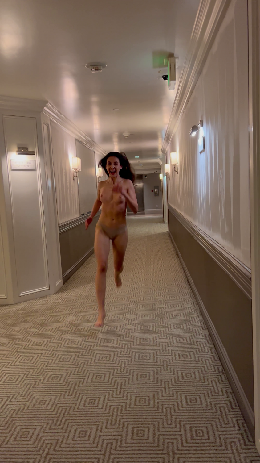 Alison Brie running naked in hotel hallway - Porn - EroMe