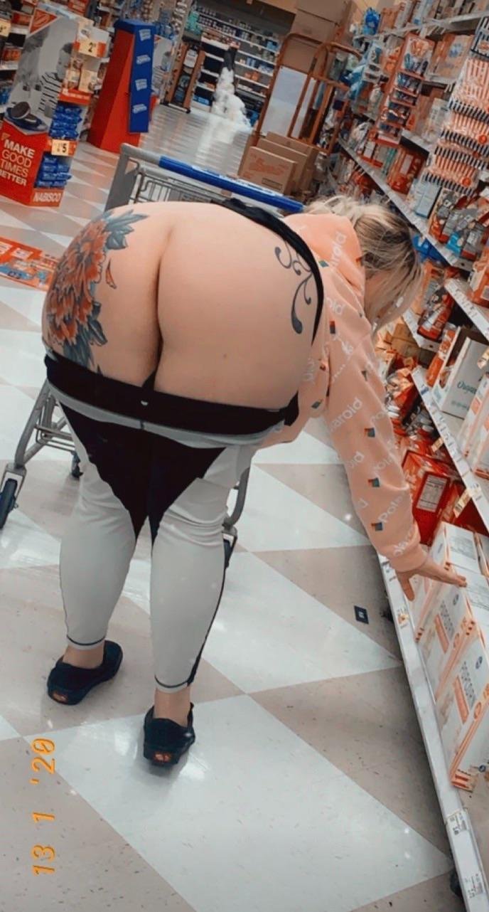 Flashing Big Ass in Store - Porn Videos and Photos